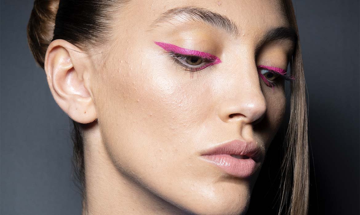 ¡Pedazo de tendencia de maquillaje de 2021! No te la pierdas con el eyeliner Perfect Slim de L’Oréal Paris (si te va el negro) o con los delineadores eyeliners Matte Signature Metallics (si te puede ir a la última).